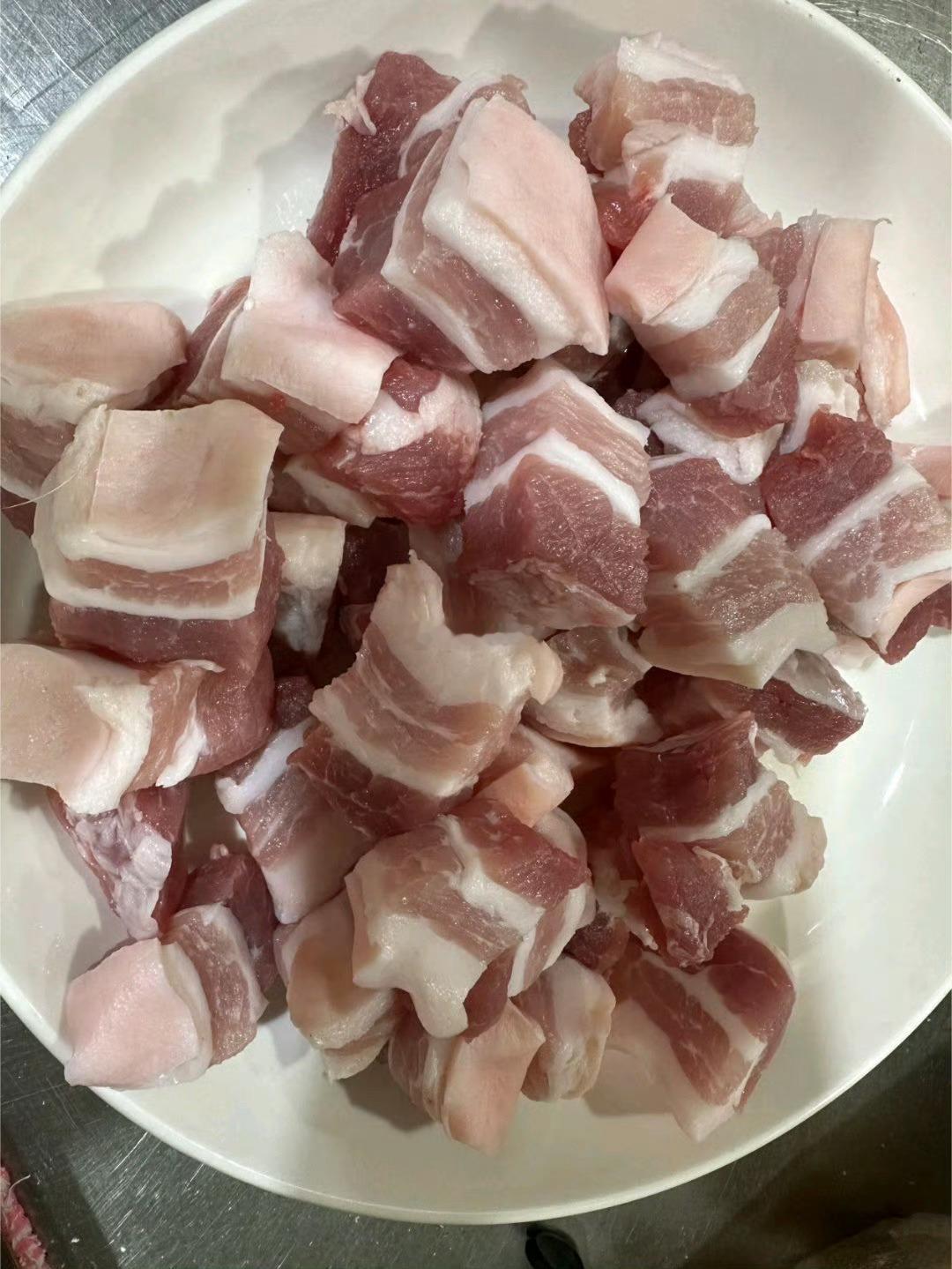 今天周末，闺蜜忙碌了一个早上炒的五花肉，外焦里嫩的可太好吃了，一口下去，我的口水