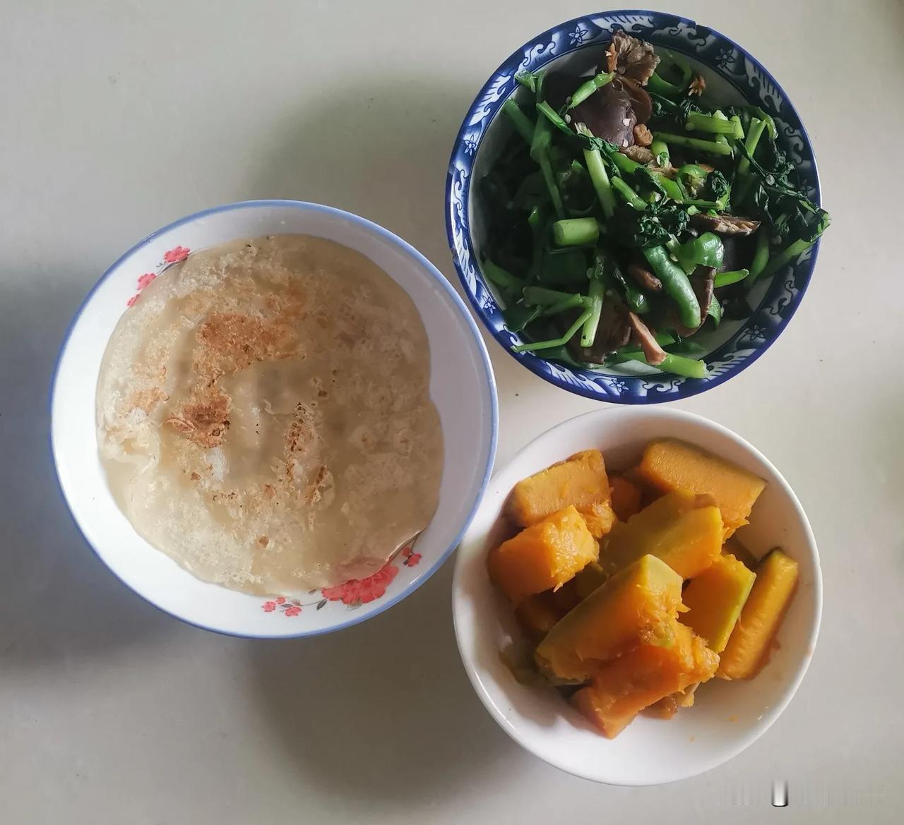 这是我的低脂素食餐，每天的食物要多样化，颜色丰富，营养均衡。同时我每周至少运动三