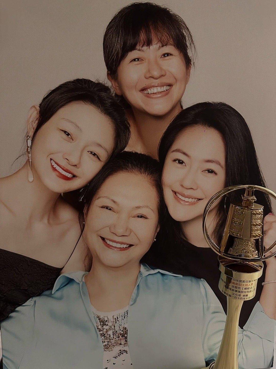 小s更新三姐妹和妈妈合照，她们的嘴巴和下巴都好像！ 