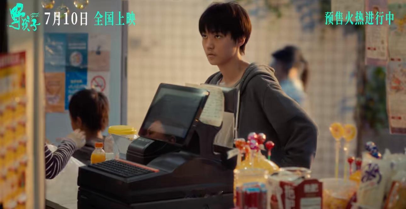 #野孩子将提档# 看《野孩子》最近预告片，感觉故事题材和《小偷家族》很相似，没有