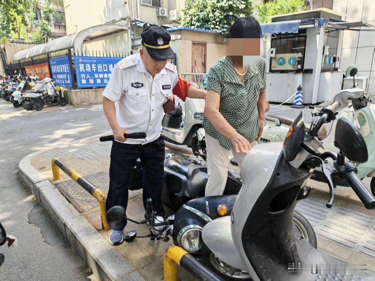 骑电动车的注意了，在停放电动车时一定要记着先关电门锁，再停放，在需要骑行的时候，