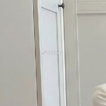 一身利落白西装，勾勒从容姿态丝巾点缀细节，柔化干练气场不张扬，却自带气场✨温柔与
