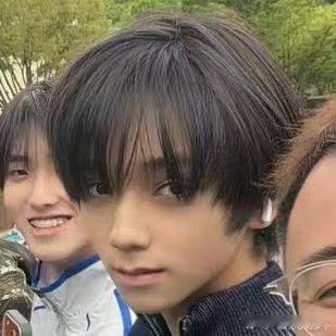 王橹杰这波被美颜害惨了王橹杰美颜成大眼萌妹了 我看到了一个不认识的人，给我lul