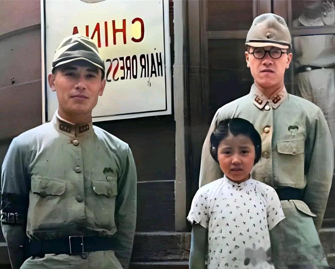 1939年，两名日本军官和一个小姑娘的合影，照片中，两名日军努力装出一副“和蔼”