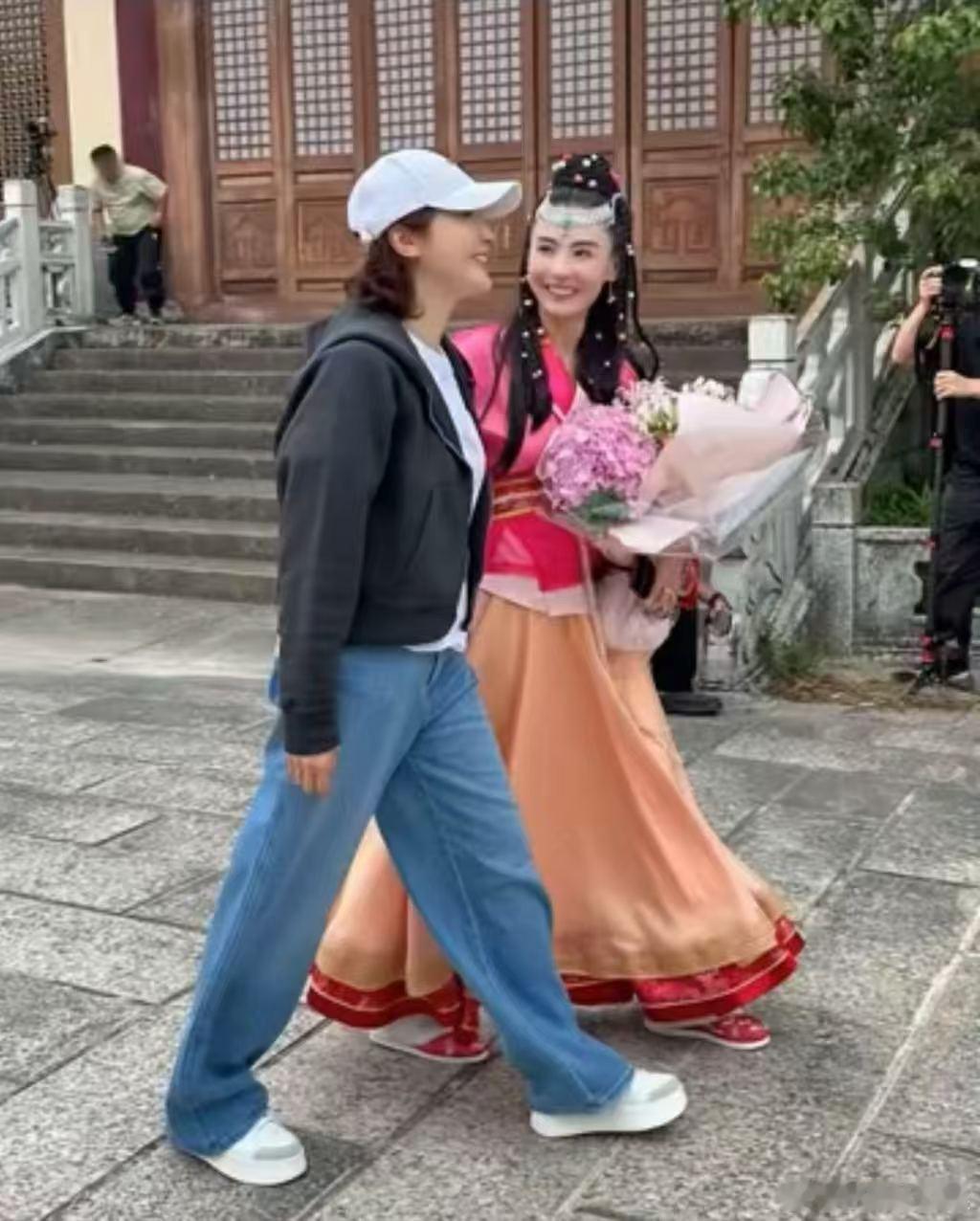 黎姿张柏芝两个赵敏同框 谁被戳中泪点！黎姿探班《一路繁花2》的张柏芝，双“赵敏”