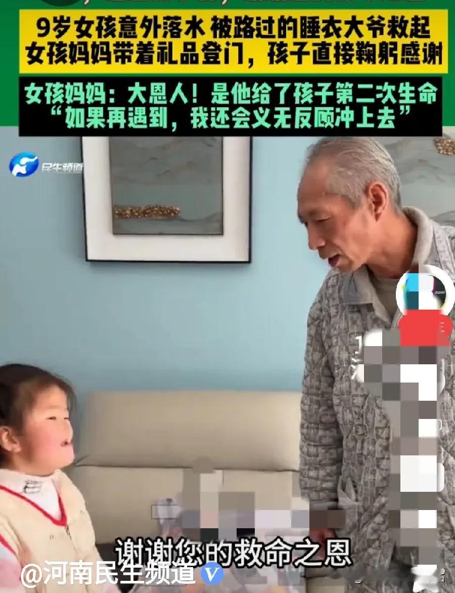 揪心小女孩！
一个小女孩的父母离婚，谁都不愿意要她，觉得她是个拖油瓶。小女孩心里