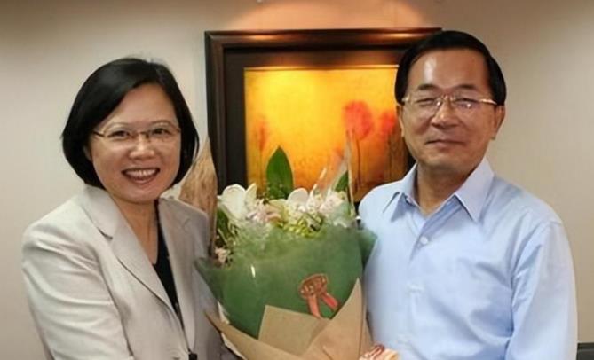 两岸共谋统一，74岁陈水扁将出山，赖清德遇麻烦，台党纲必须冻结。
 
赖清德遇到