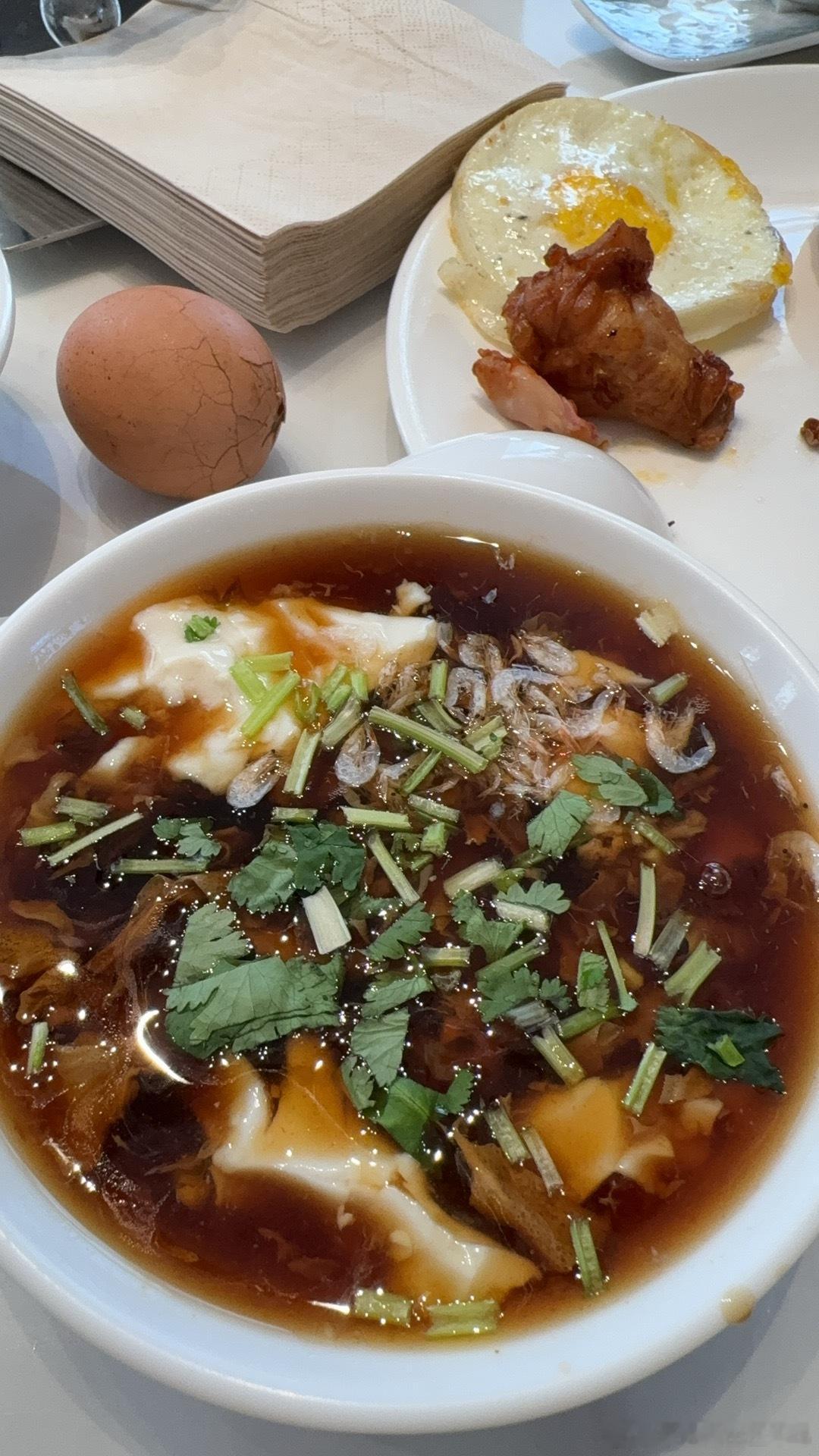 日常 早早早今天起晚了 吃碗香喷喷的豆腐脑…大家爱吃咸的还是甜的