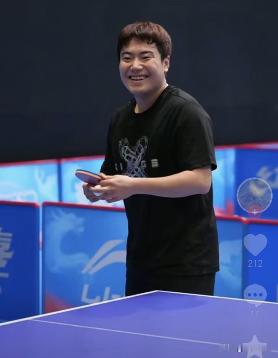 还是打球比带孩子开心啊。
伦敦世乒赛结束后，梁靖崑也休息了一段时间，这段时间里他