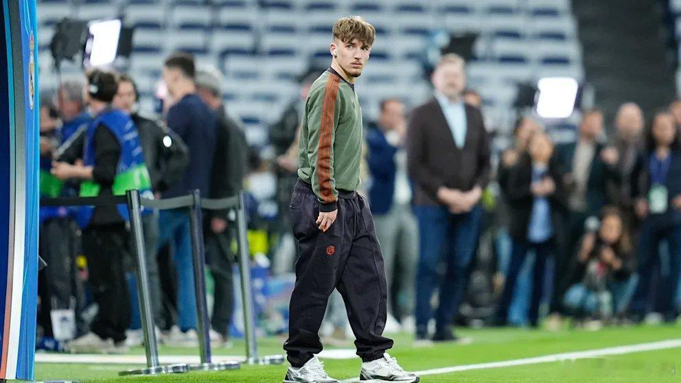 🚨［圖片報］：倫納特·卡爾回到慕尼黑，臉上明顯流露出一絲悲傷，因為他原本希望能