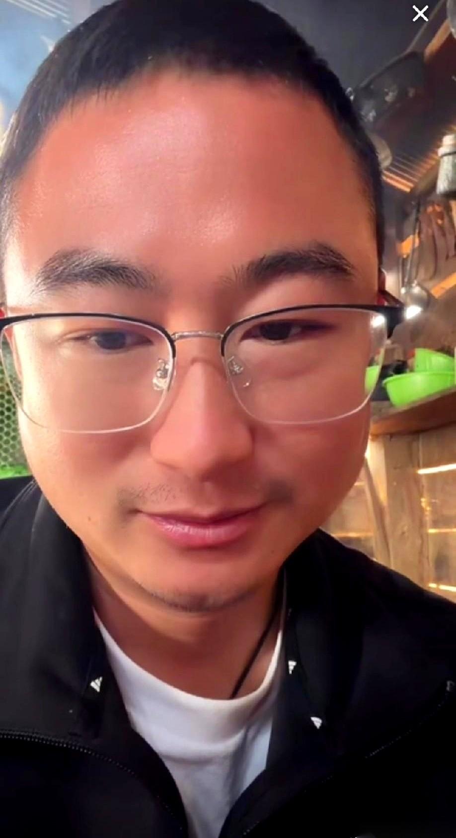 阿彪盯着直播镜头，终于把话挑明了。他和“小依”闹到今天这个地步，不怪别人，全怪他