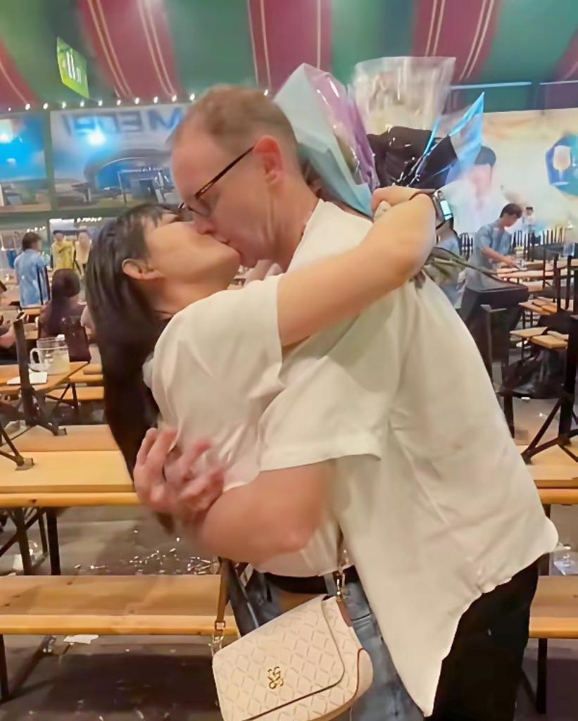 漫天争议扑面而来，可感情里的取舍，从来轮不到旁观者下定论 

热点讨论