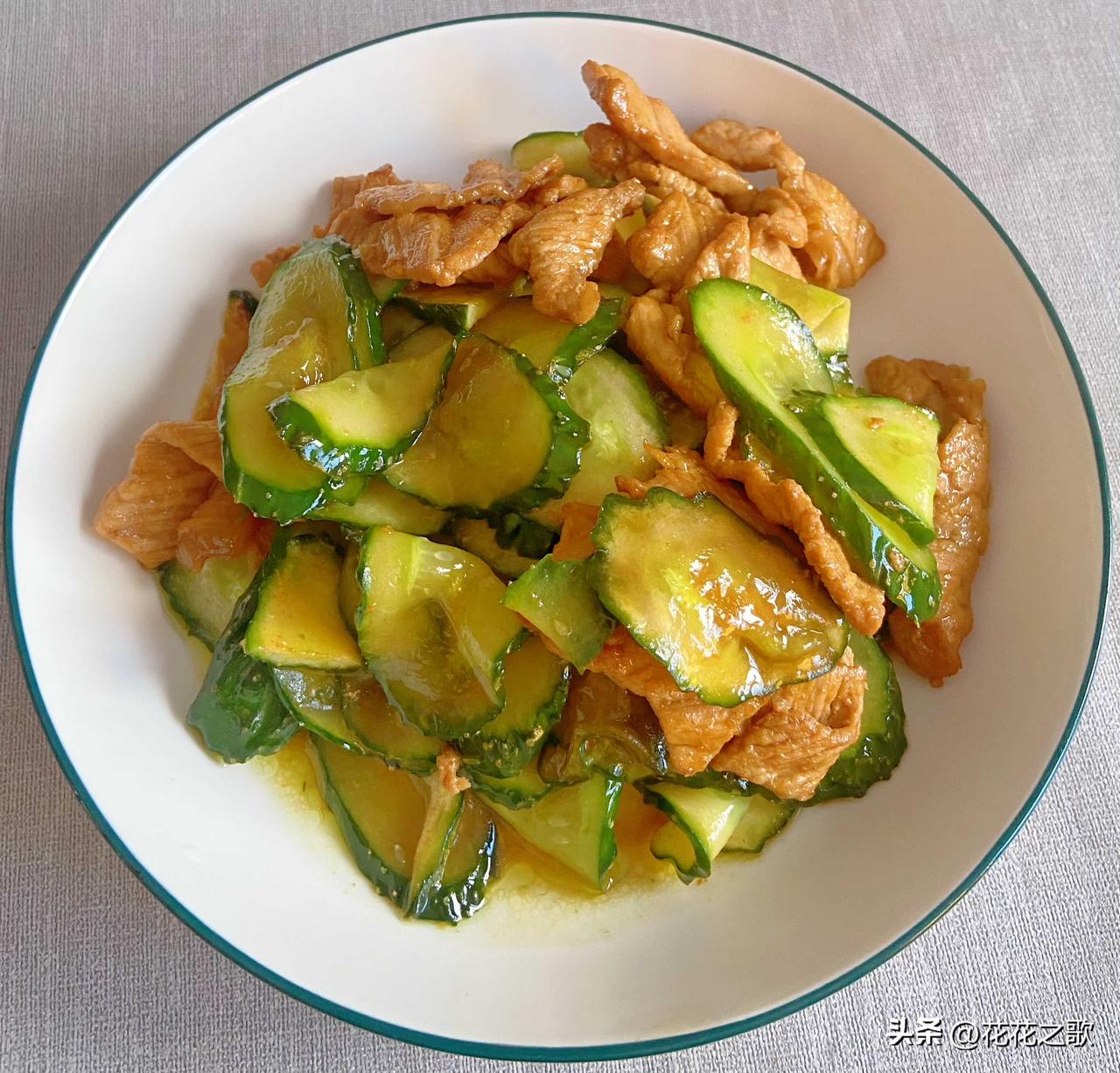 是这样搭配：黄瓜炒肉片  +  青椒土豆丝？
还是这样搭配：青椒土豆炒肉丝  +