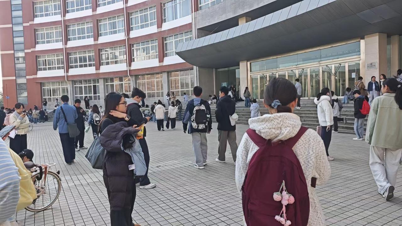 大学英语竞赛参加的人真多。
今天一大早，早早的起来，参加大英竞赛，大楼前站满了学