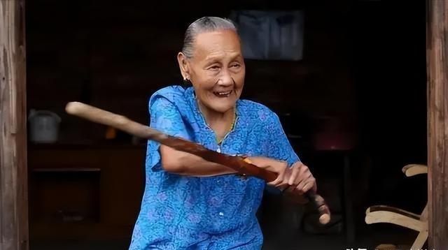 1998年，湖南86岁农村老妇到医院看病，医生检查完她的身体后心里一惊，赶紧让护