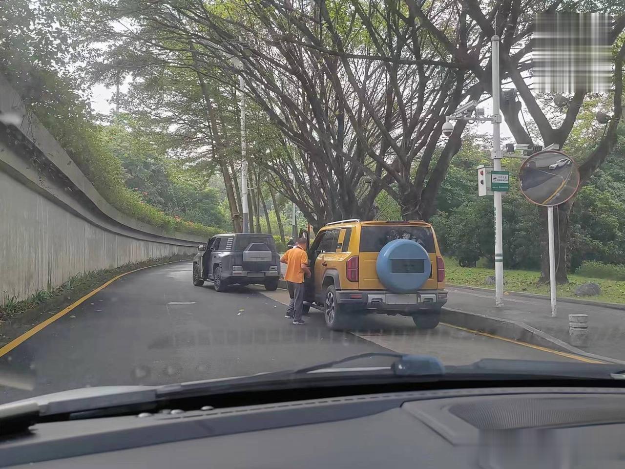 比亚迪的路试车队被人给偷拍了
带头的是U8，后面跟着一串的豹子王朝车型
这么看，