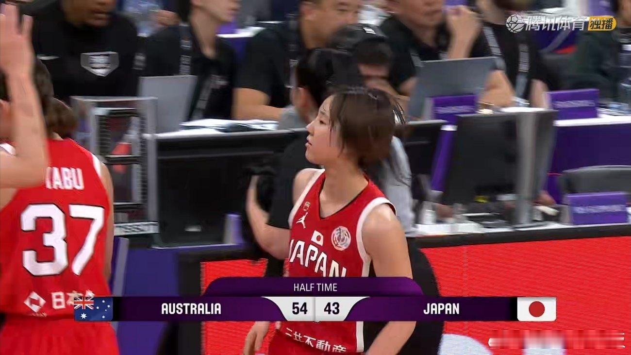 女篮亚洲杯决赛，澳大利亚半场54-43领先日本澳大利亚队里德10分3助攻；日本队