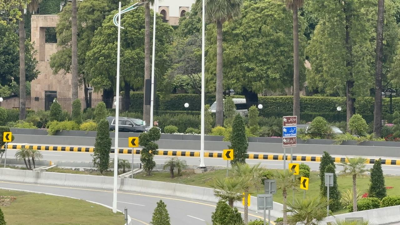 美国代表团抵达巴基斯坦，从努尔汗空军基地前往伊斯兰堡与伊朗进行谈判。巴基斯坦执法