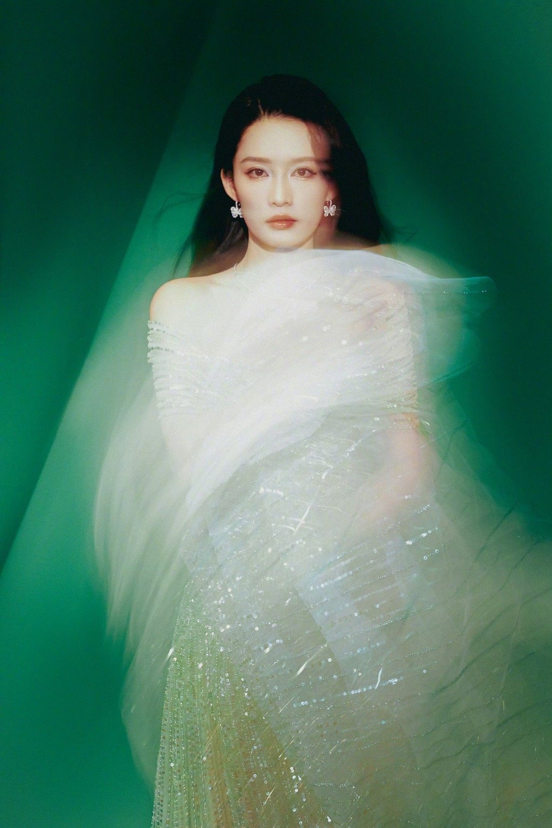 李沁穿了应援色高定走红毯  李沁渐变深V高定礼服  李沁身着沁绿色高定礼服踏上中