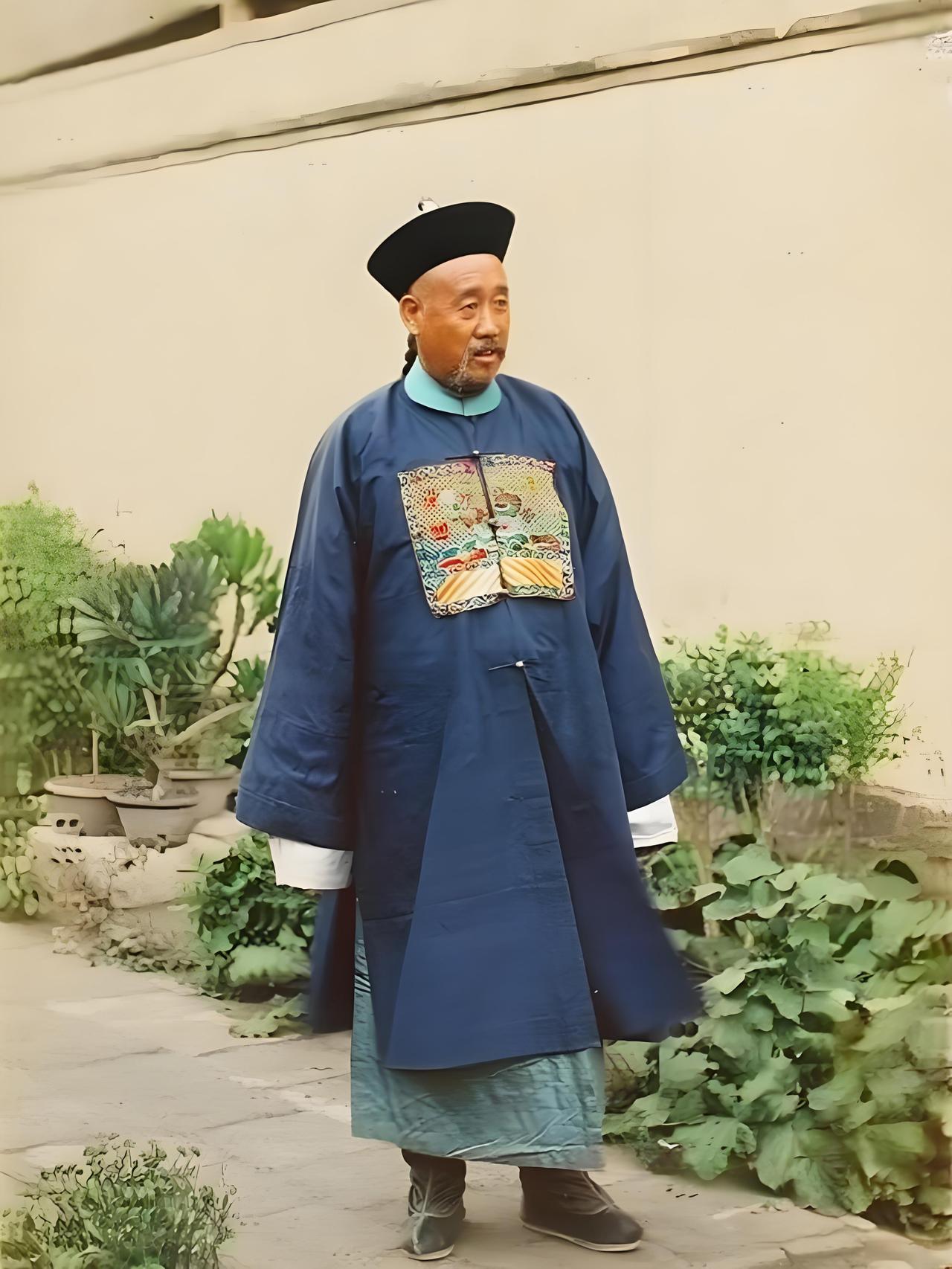 照片里的人，穿着清代武官的补服，头上还戴着顶戴花翎。在清代，补服上的图案可是有讲