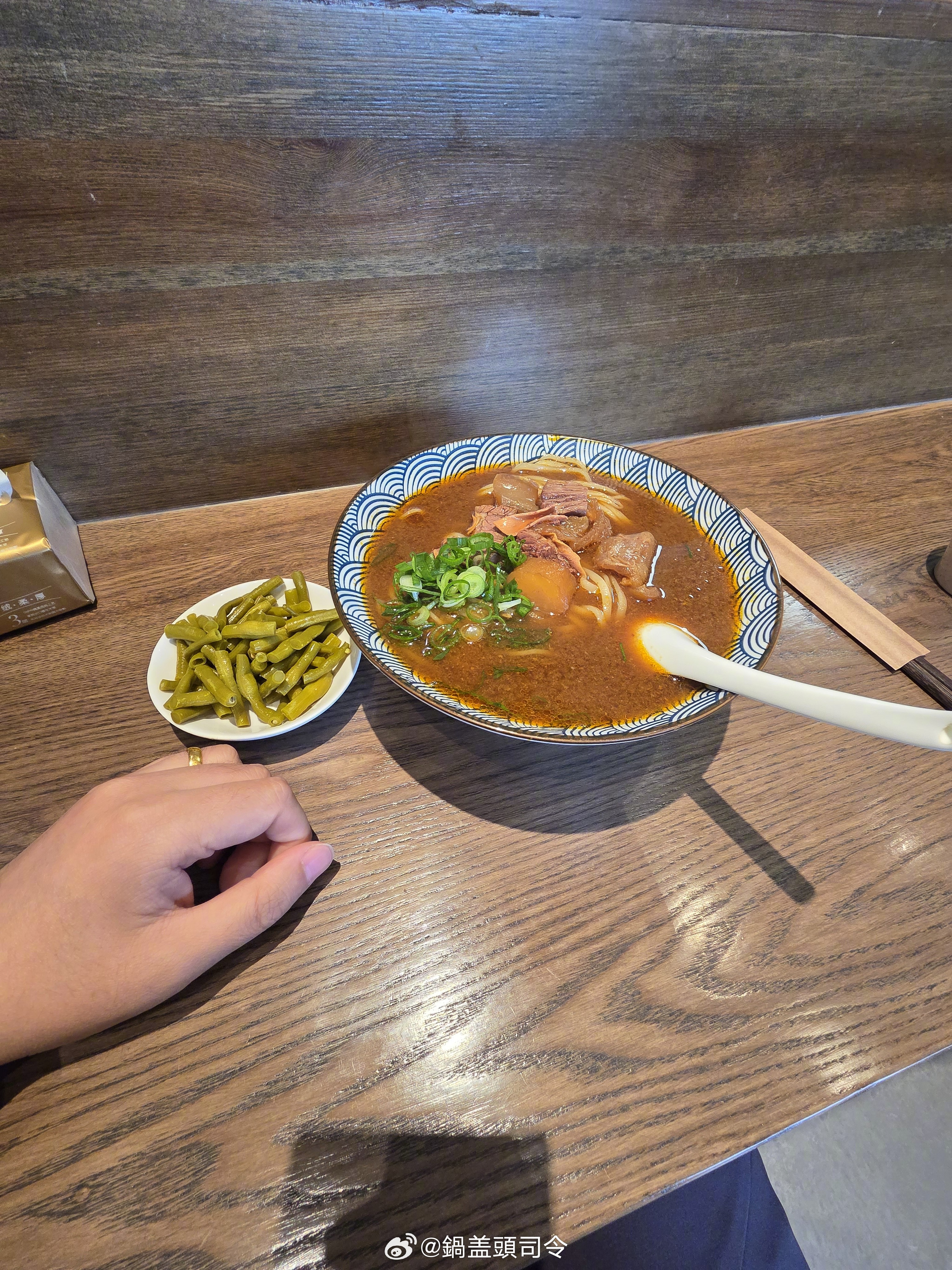 今天出来办事司机开的揽胜拉我。办完了饿了直接吃一碗面，这碗面很好吃，开了十几年了