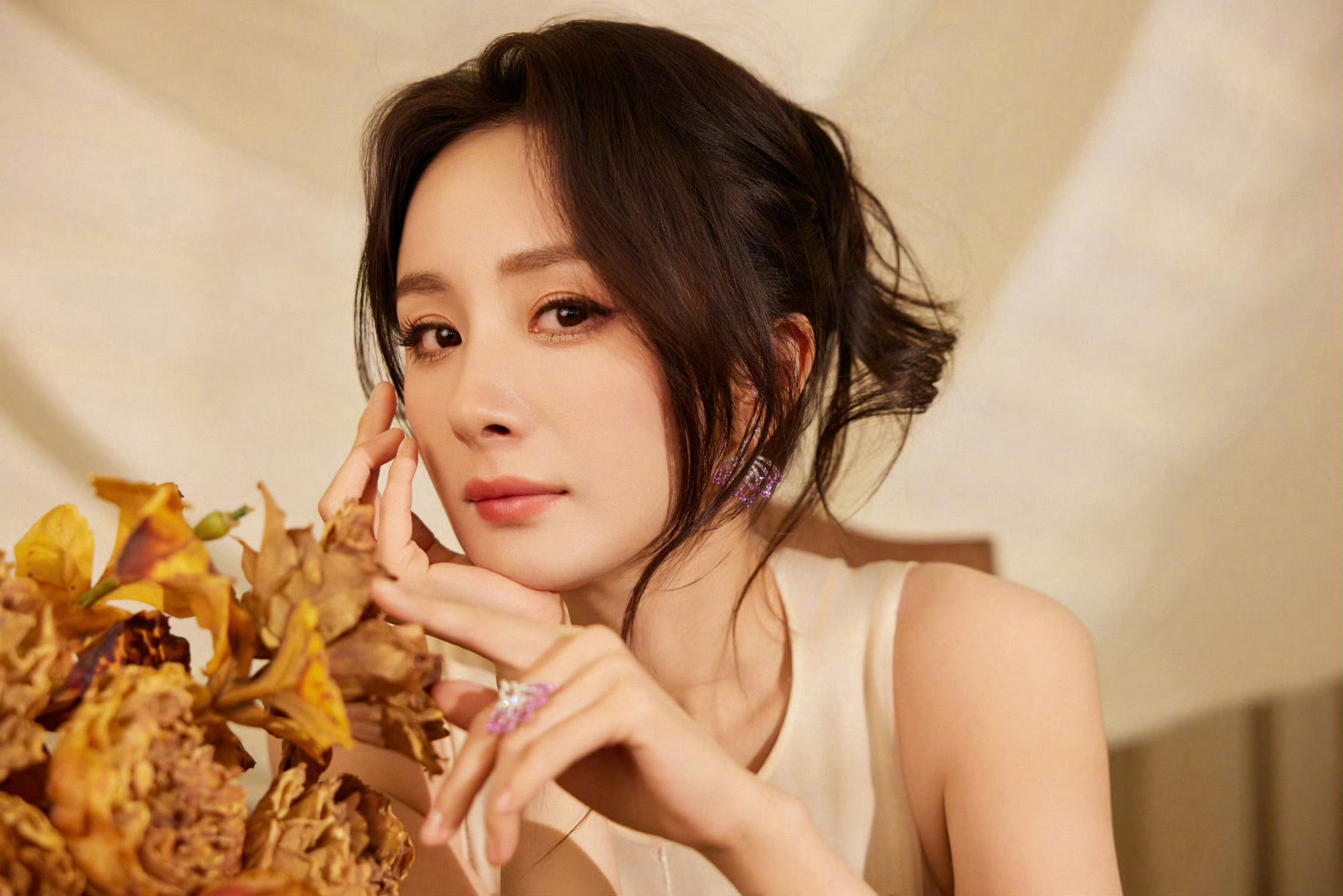 杨幂[超话] ym杨幂宁绣绣 一席素净裙装，腰间的花朵悄然绽放如灵动的精灵，在光