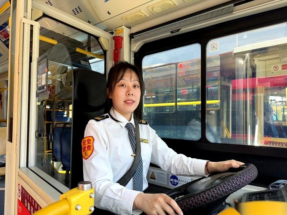 车门一开，“滴，老年卡”跟复读机一样连响了15次。
整辆车，就一个小姑娘缩在角落