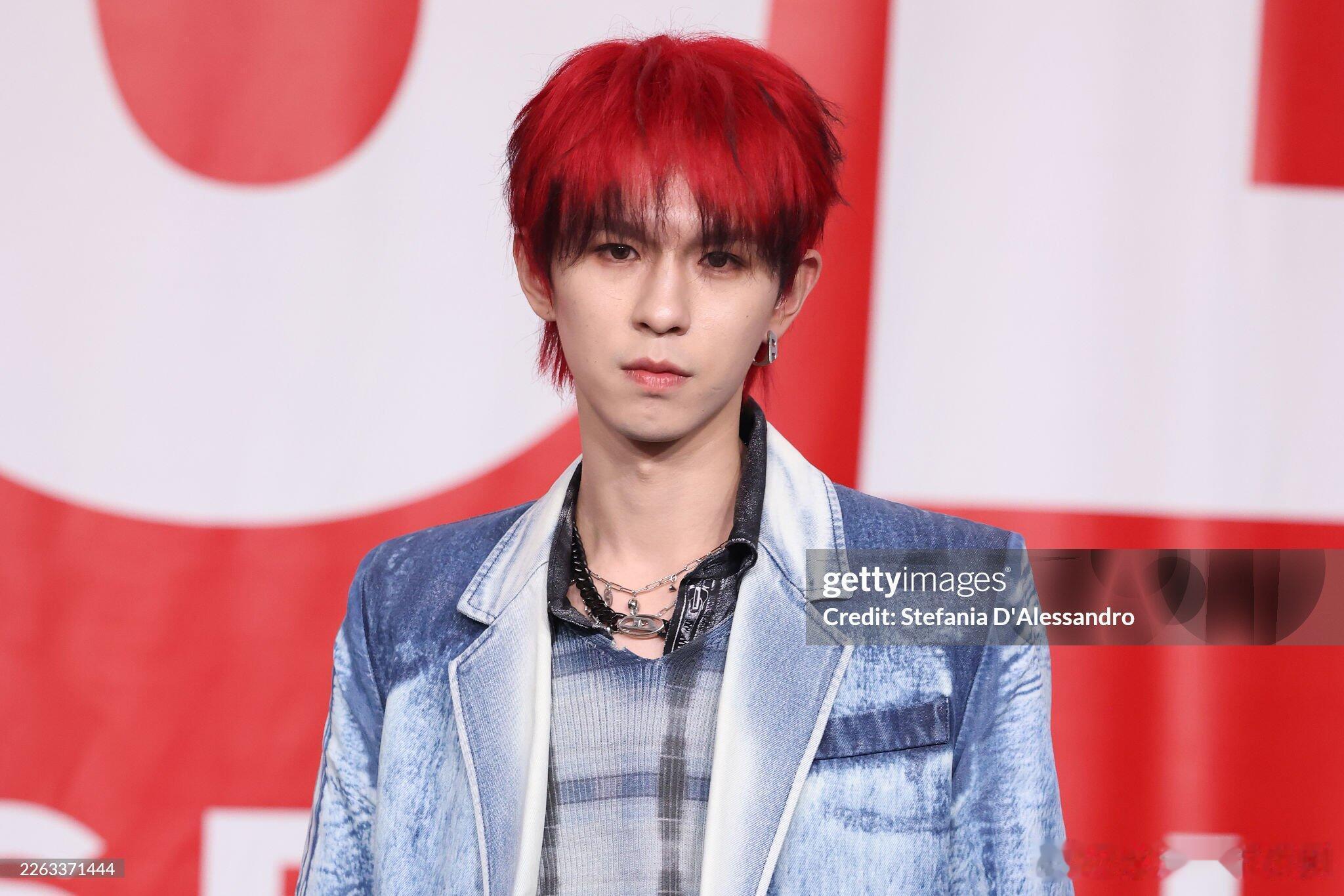 何浩楠米兰看秀g社生图，红发很亮眼歌手何浩楠米兰看秀的getty生图,红发很亮眼