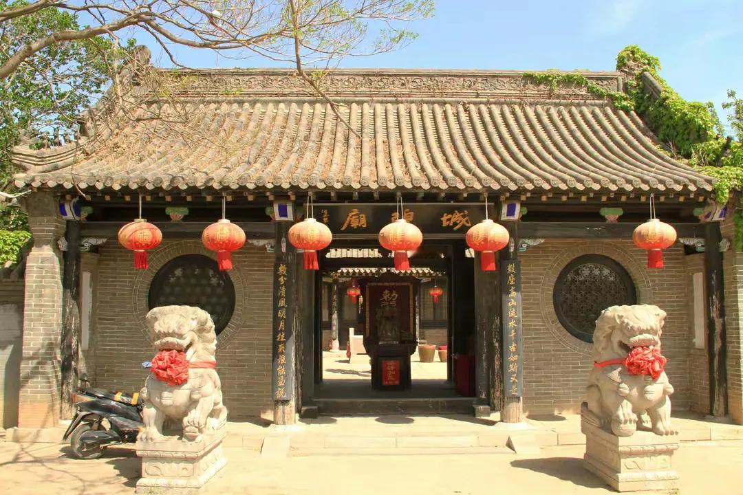 古城拜城隍
​自宁远驿馆的西门出来顺着小道向北，不远处就是古城中的城隍庙。​寺庙