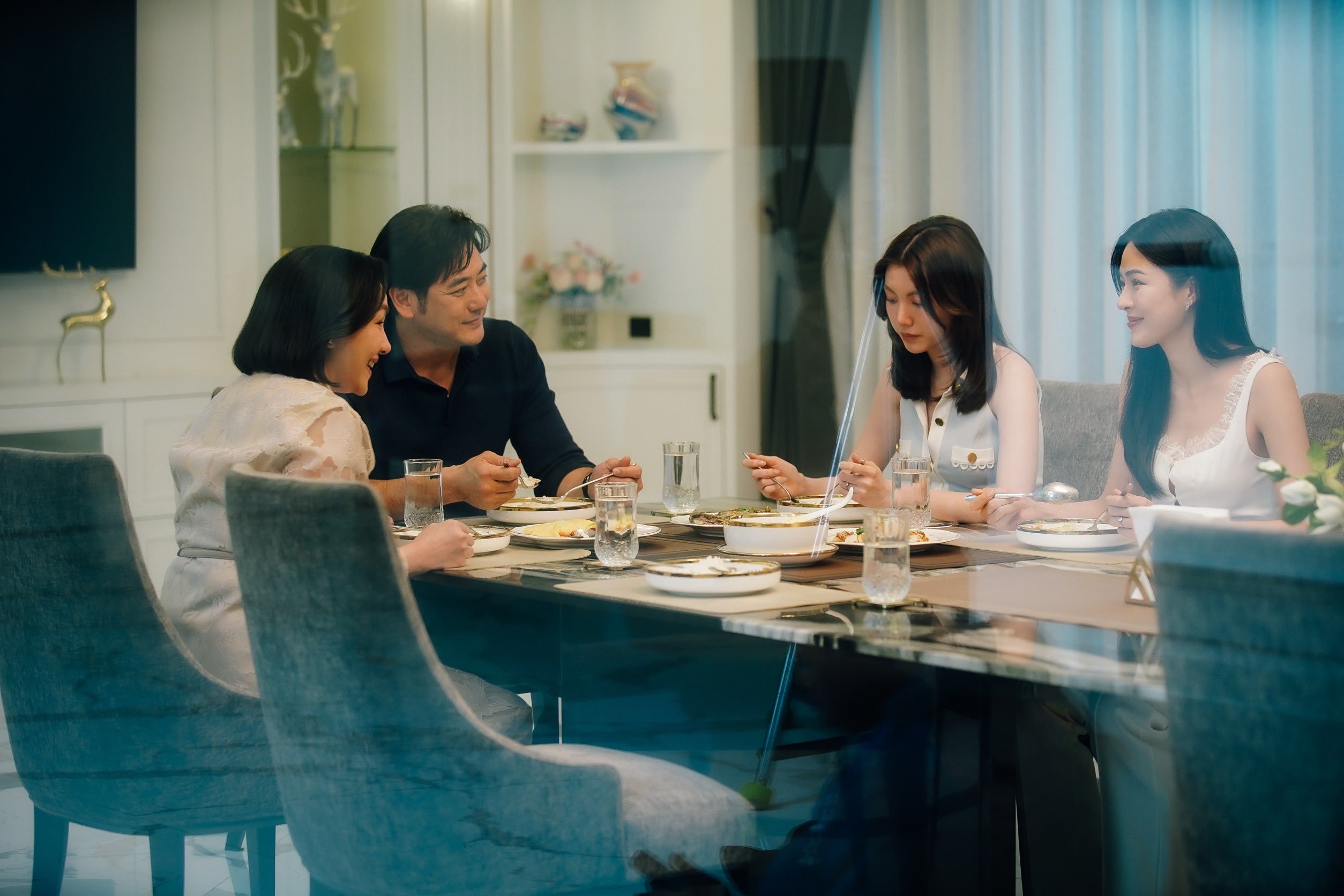 官号更新：绘梦婚礼EP1概述Neen与Runch的母亲金格蒙之间的矛盾，让Run