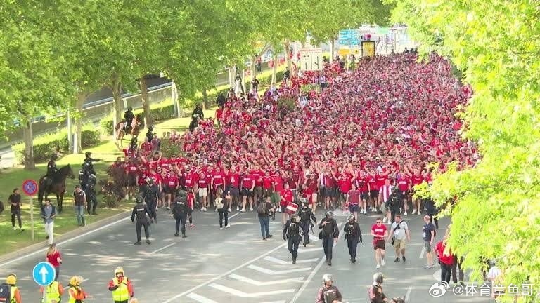 欧冠 赛前马德里涌现了庞大的拜仁球迷群体！官方预计有3875名球迷将齐聚伯纳乌球