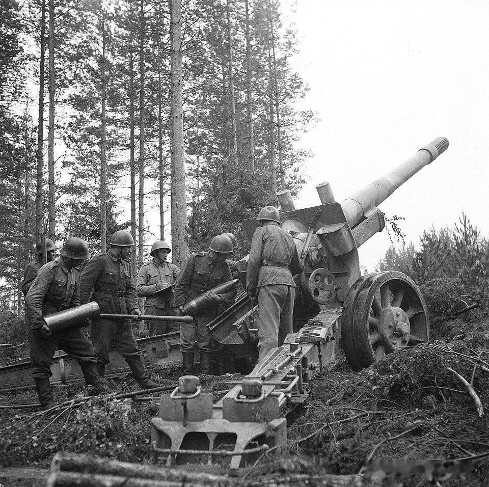 1944年6月16日，一门芬兰152毫米火炮开火。

照片来自芬兰国防军档案馆