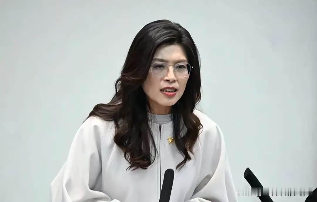 名嘴郑丽文：我不敢保证我以后不会再说错话，但起码我知道这次错的话不敢再说了。
在
