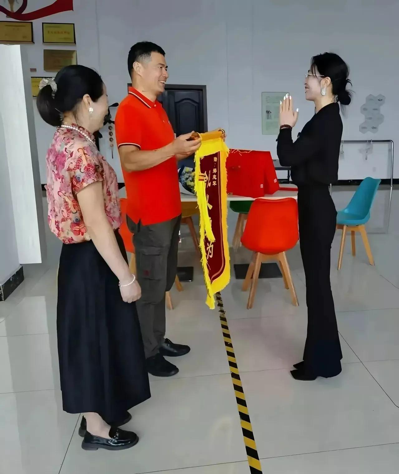 龙潭被救的孙女士，
以实际行动让质疑者闭嘴！

有网友指责，人家郑大哥救你一命，