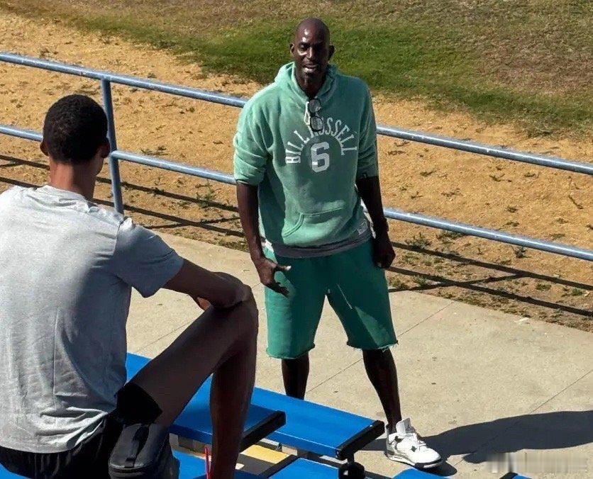 NBA[超话]  充实的夏天！文班亚马接受名宿加内特指导 此前曾在少林寺练功夫北