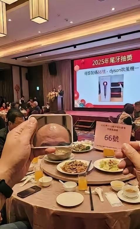 一开始是想祝贺一下的，可当我看到镜子里的那一块亮光时，我忍不住的笑了，真的没忍住