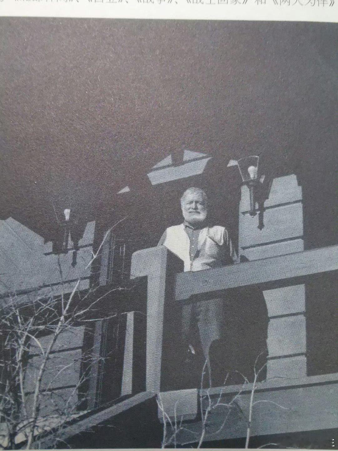 这幅照片是海明威生前最后一张照片，他站在阳台上。（1961年7月2日，早晨7:4