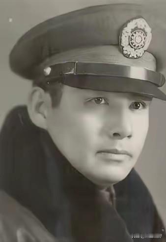 1947年，山东孟良崮主峰上的枪炮声渐渐稀疏下来，漫山遍野都是焦土和碎石，华东野