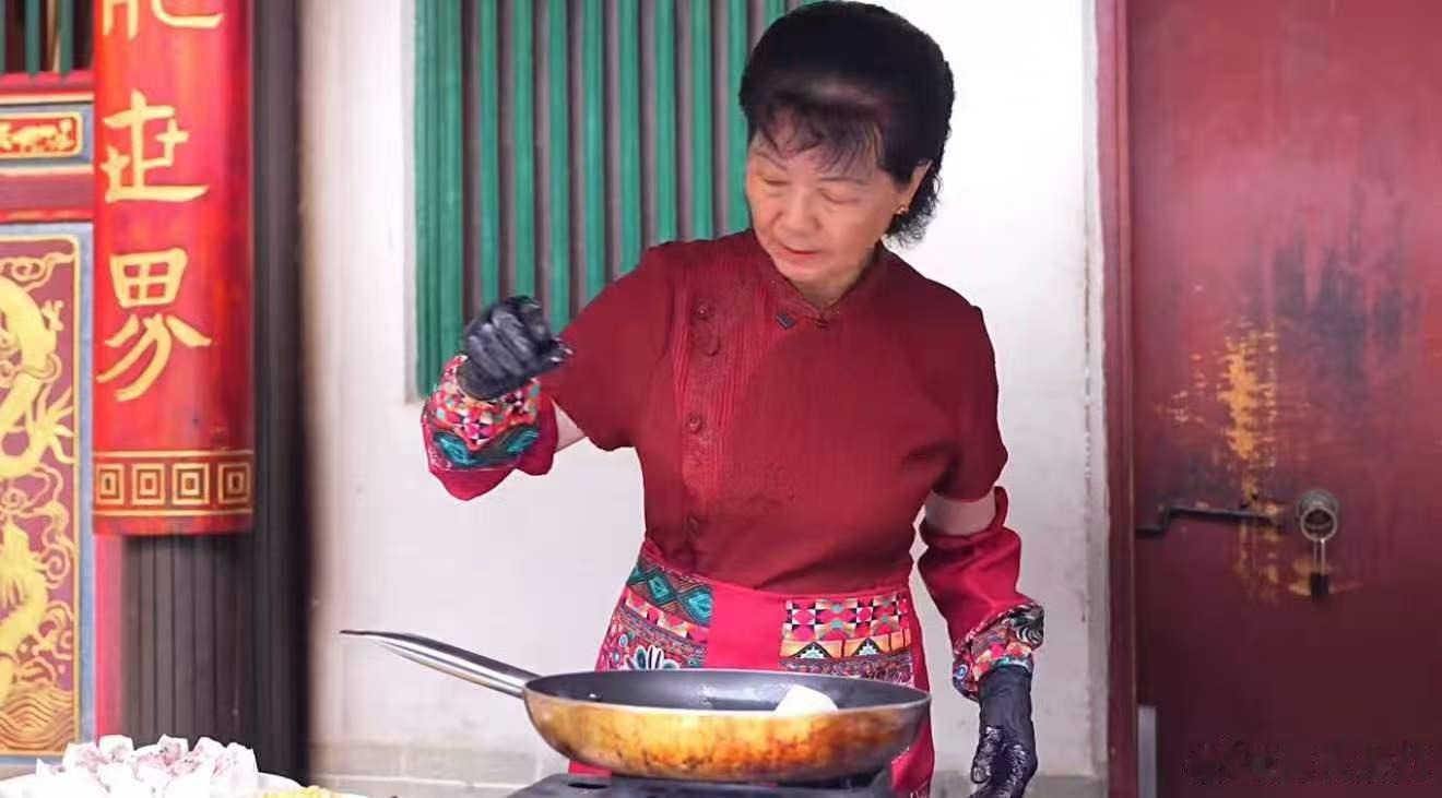 70岁阿嬷做客家菜做的是情义一间老店，一位七旬阿嬷，一锅客家烟火。坚守原汁原味的