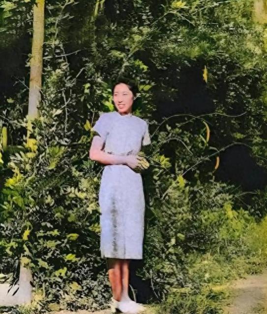 1928年王光美才7岁，在北京拍下童年照片，碎花裙小皮鞋穿搭气质出众，家世不凡