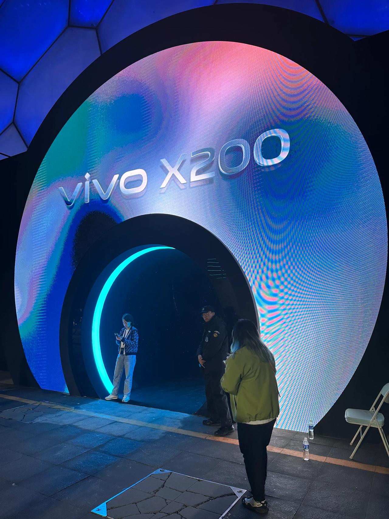 vivo X200系列发布会直播一会就开始了，7点

大家觉得X200起步价卖多