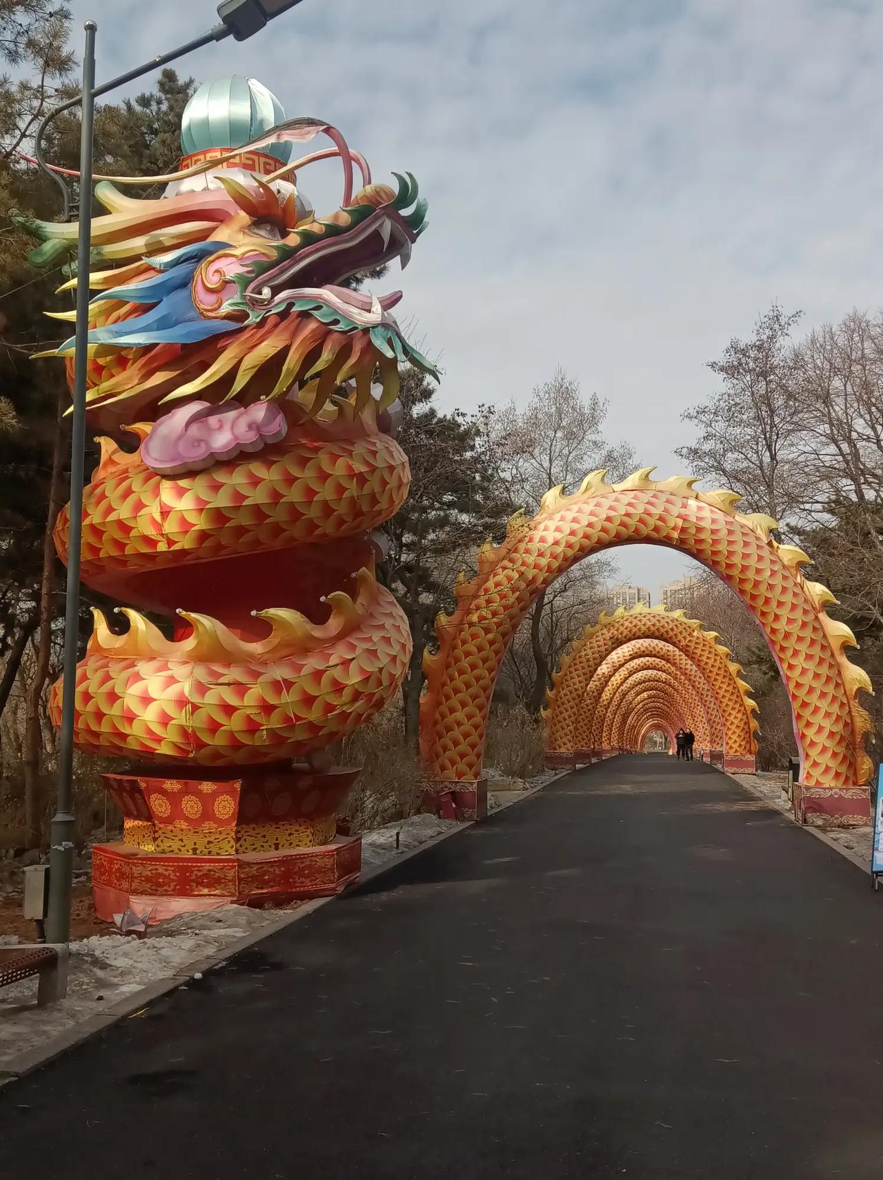 用现代人的思维理解封建社会的伦理道德，当然会困惑了。
我们中国几千年的封建社会，