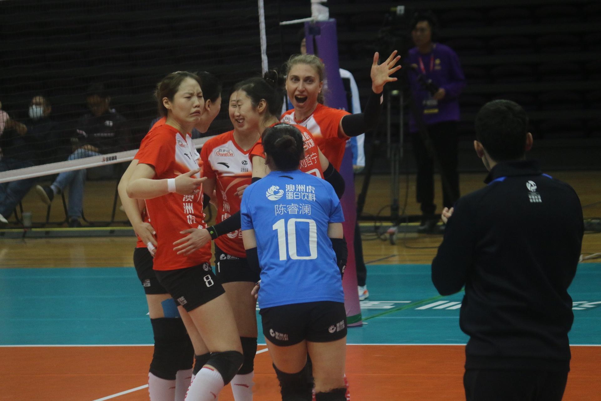 广东深圳澳洲虎中塞女排3比1浙江西塘姚庄，深圳队阵容磨合比赛季初明显有提升，串联