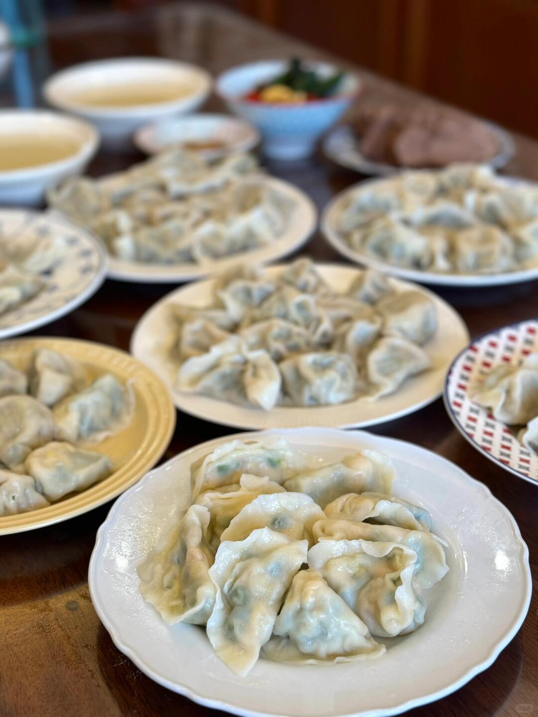 饺子一吃团圆味就有了家里老人还爱往饺子里塞个硬币，说谁吃到了今年就走好运还有红包