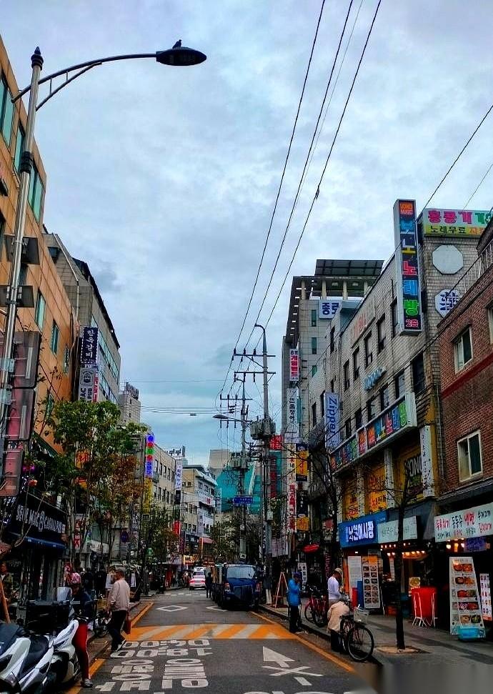 韩国反华？得了吧。
你邻居突然天天指着你鼻子骂，你真以为是你垃圾没扔对？
醒醒，