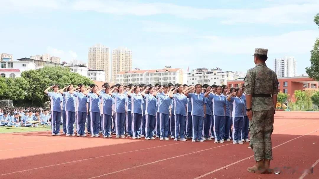一年一度高中阶段紧张学习开始了，首先是军训，队列训练一个星期，行军礼，向左，向右