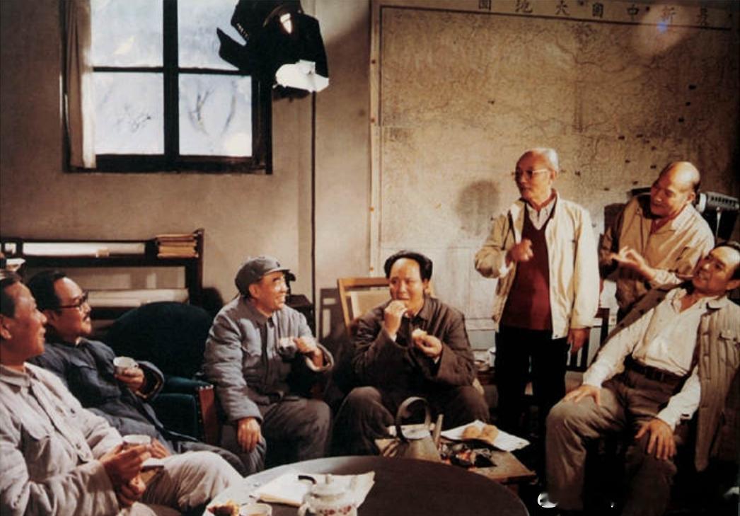 1991年影片《大决战》总导演李俊（站立者）、导演景慕逵（站立者右）为影片中“五