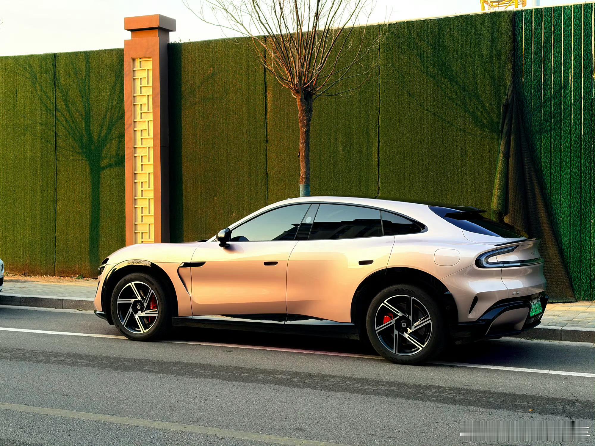 你看看这两个车漆，如何说服普通人腾势更高级？答案就是不可能的。所以这某种程度上回