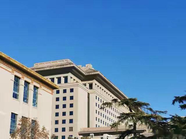 全民创造公共财富，凭什么只让少数人坐享特殊福利。国家财政是全民家底，绝不允许沦为