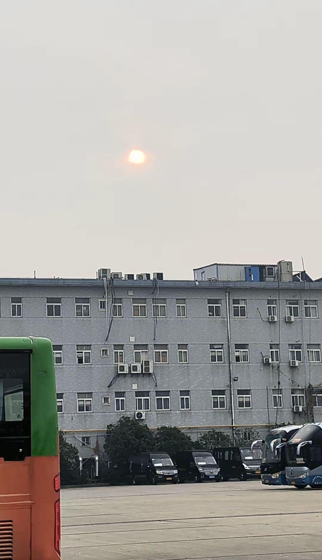 城市景观 ，有雾霾的太阳